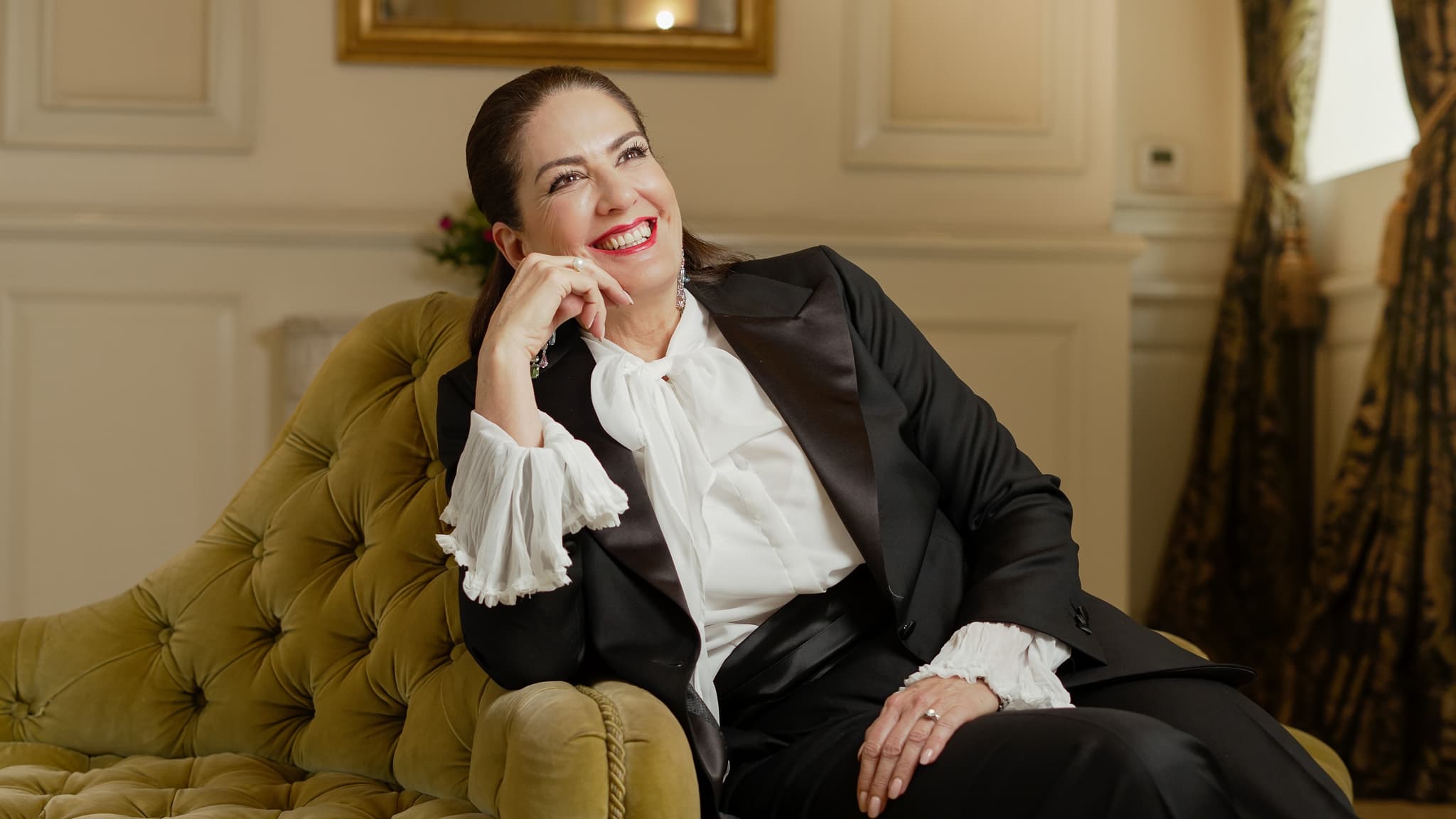 Mujer en tuxedo