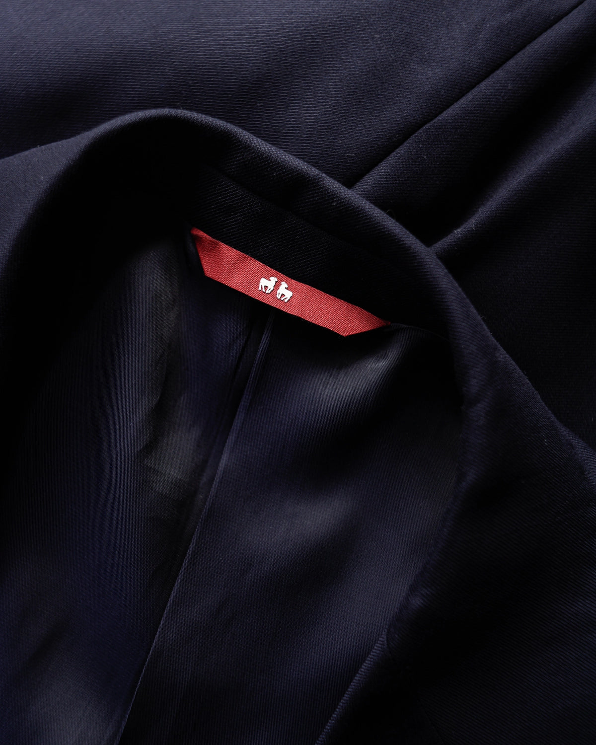 TRAJE AZUL MARINO CONFECCIONADO EN TEJIDO LORO PIANA