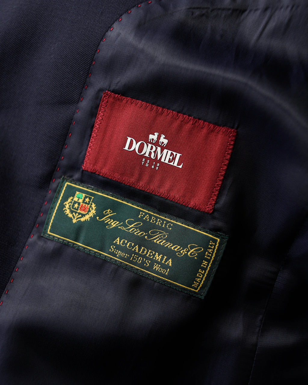 TRAJE AZUL MARINO CONFECCIONADO EN TEJIDO LORO PIANA