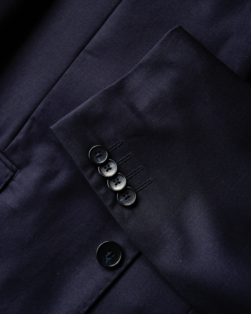 TRAJE AZUL MARINO CONFECCIONADO EN TEJIDO LORO PIANA