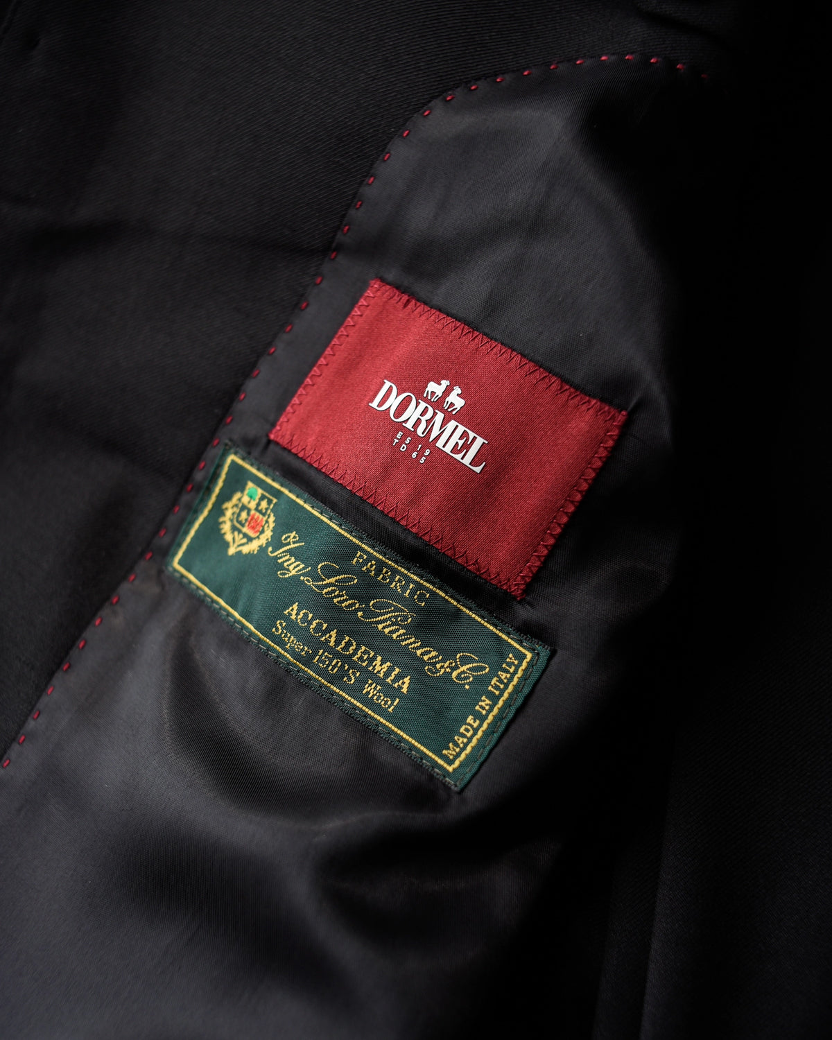 TRAJE NEGRO CONFECCIONADO EN TEJIDO LORO PIANA