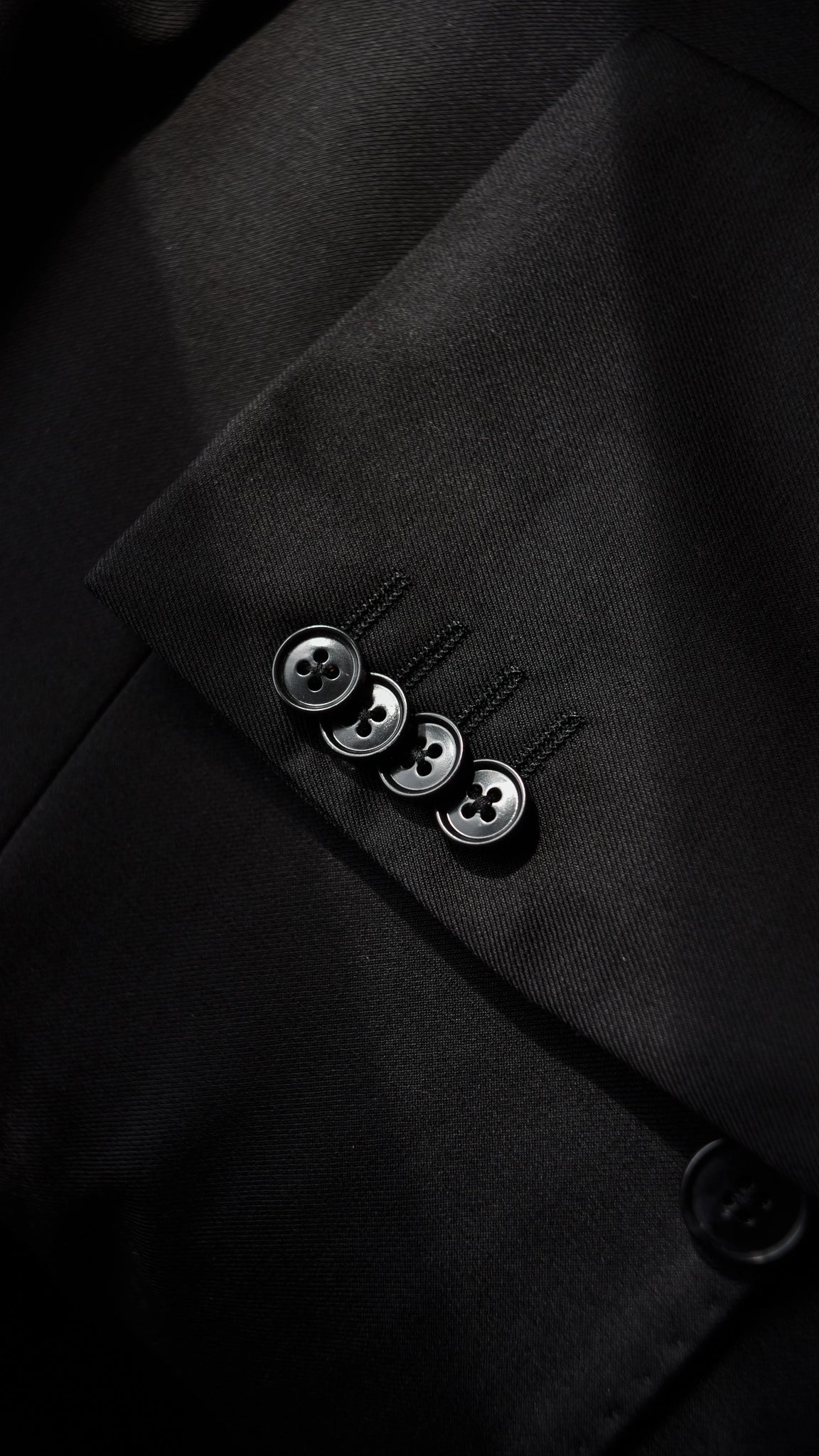 TRAJE NEGRO CONFECCIONADO EN TEJIDO LORO PIANA