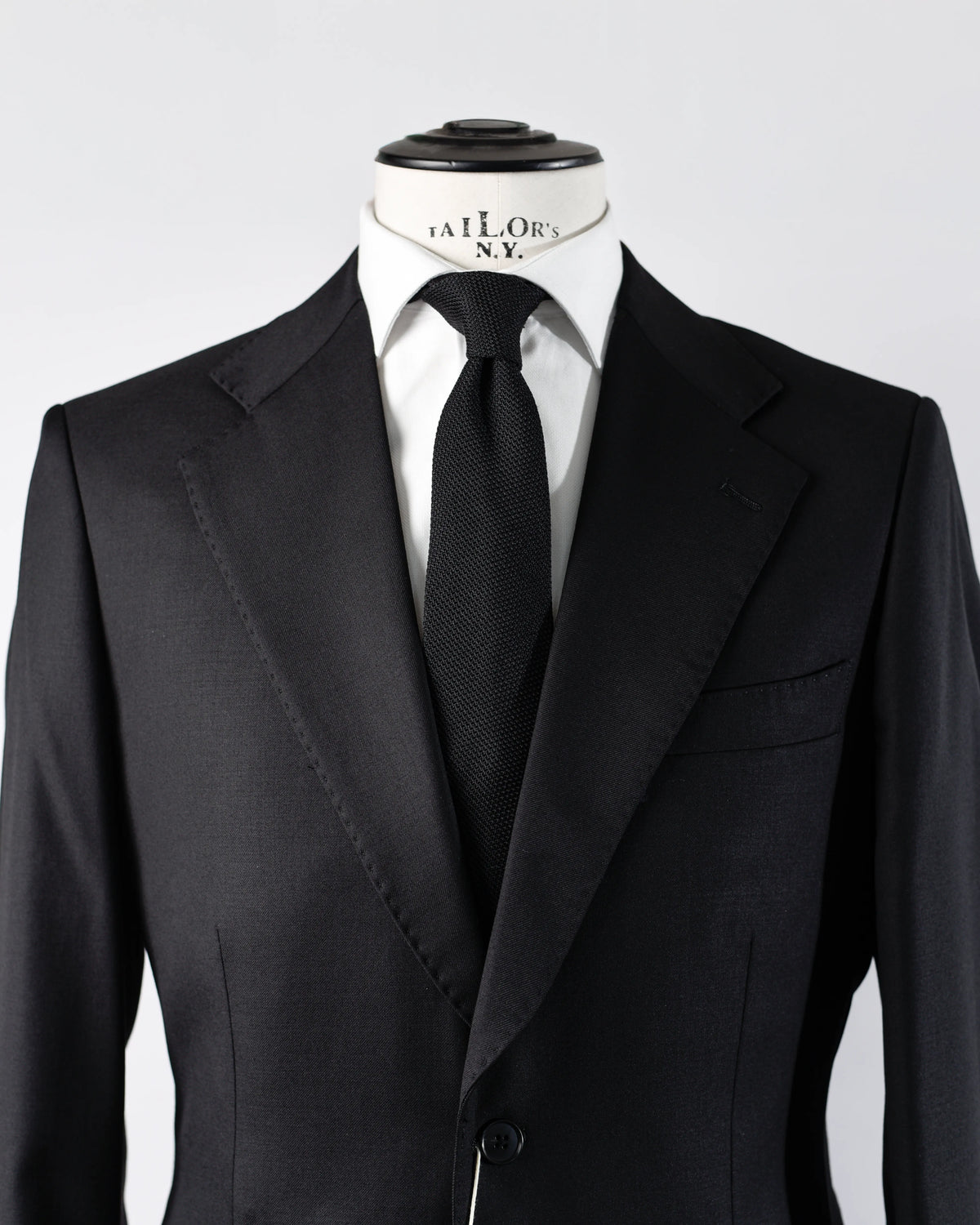 TRAJE NEGRO CONFECCIONADO EN TEJIDO LORO PIANA