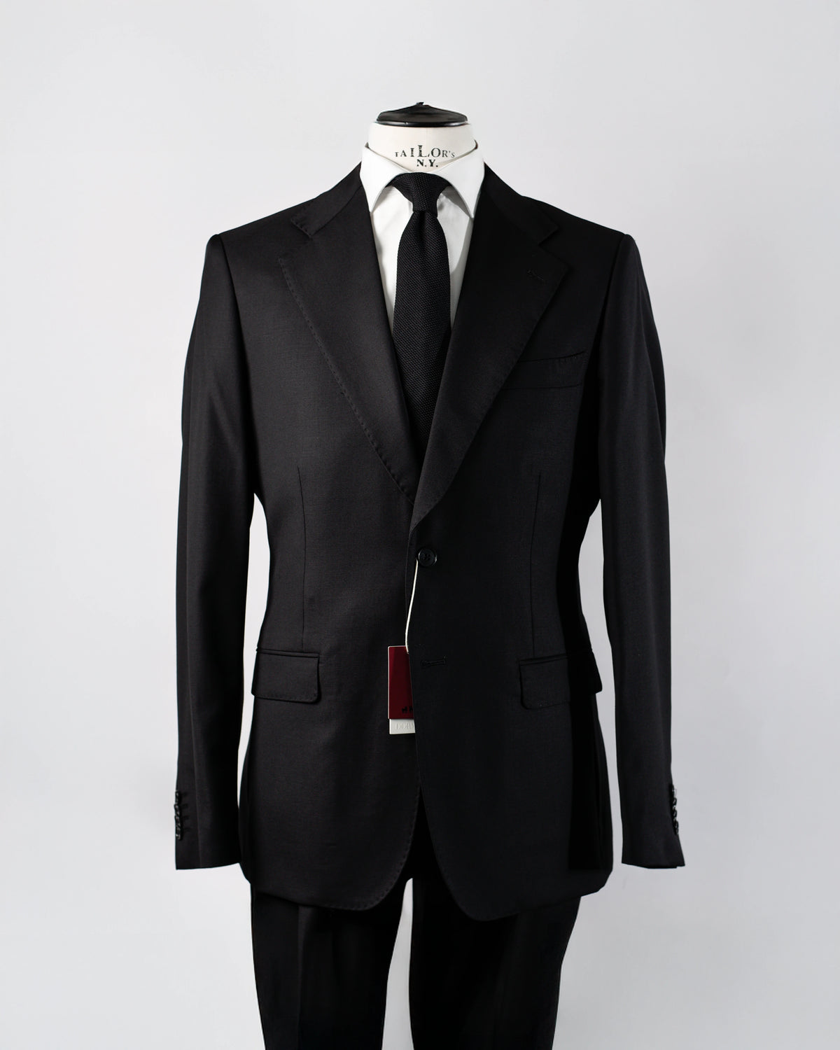 TRAJE NEGRO CONFECCIONADO EN TEJIDO LORO PIANA